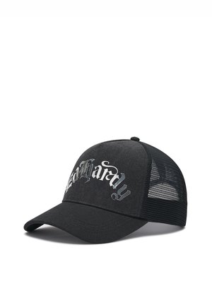 Gorra de béisbol negra con visera curvada y parte trasera de malla, con texto brillante en estilo gótico plateado en el panel frontal.