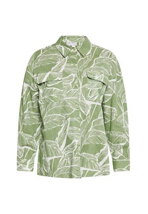 Zielona koszula z długim rękawem, z białym nadrukiem liści, zapinana na guziki, z dwiema kieszeniami na piersi. Materiał ma teksturowane wykończenie.