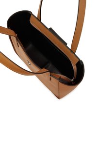 Sac fourre-tout en cuir tan avec intérieur noir, doté de deux poignées, d'une poche zippée et de accents matériels minimalistes.