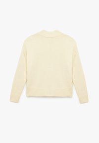 Crème-kleurige gebreide trui met een ribbelkraag en -manchetten, met een cropped ontwerp en textiele stof. Alleen de achterkant is zichtbaar.