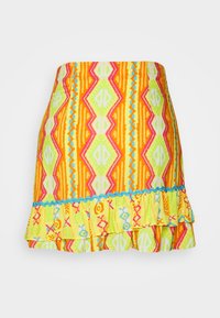 Saia colorida com uma barra em babados. Feita de tecido com padrões geométricos vibrantes em laranja, amarelo, verde, rosa e azul.