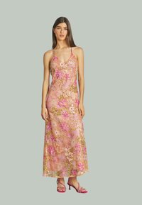 Abito maxi floreale rosa con spalline sottili, caratterizzato da un ricamo intricato in rosa e verde. Tessuto trasparente e testurizzato con un aspetto a strati.