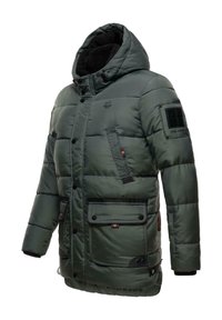 Žalias pamušalu parkas su nuimama kapišonu, turintis kelis kišenes, juodus akcentus ir tekstūruotą krūtinės pleistrą. Lygi, patvari išorė.