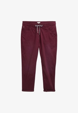 Bordeaux casual broeken met zijzakken, witte koord aan de taille en opgerolde mouwen, plat gelegd op een witte achtergrond.