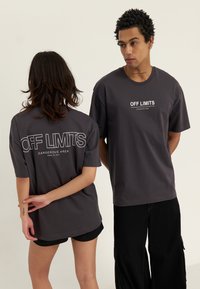 YOURTURN by Zalando - UNISEX - Print T-shirt - dark grey Thumbnail Image 1