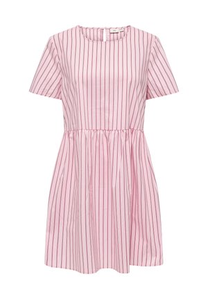 Pink kortærmet kjole med lodrette røde striber, rund hals, tætsiddende talje og udvidet nederdel mod en hvid baggrund.