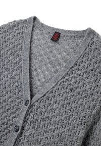 Grijze gebreide cardigan met een gestructureerd, open patroon. Heeft een V-hals, knopen aan de voorkant en een label bij de halslijn. Zachte, lichte stof.