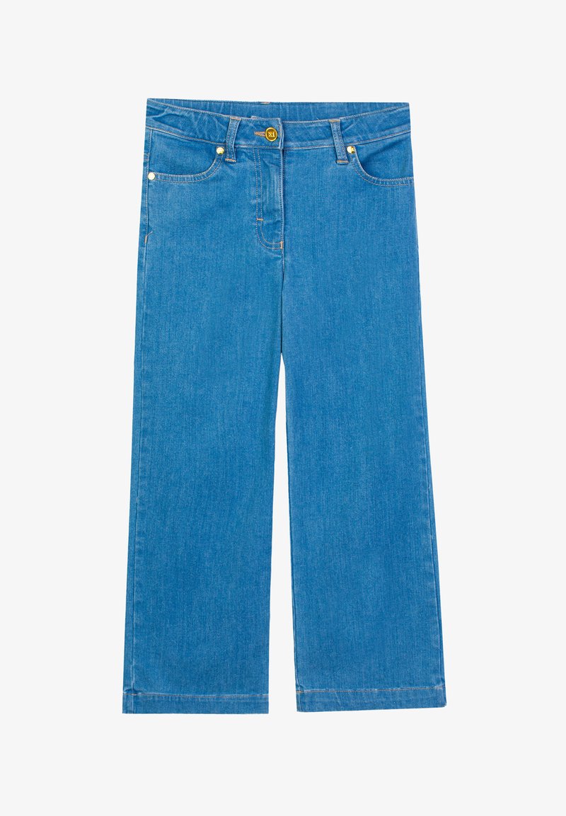 Pantaloni larghi in denim blu con chiusura frontale con bottoni e cerniera, passanti per cintura e tasche su sfondo bianco.