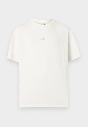 Camiseta blanca lisa de manga corta con cuello redondo y un pequeño logo minimalista de una flecha azul centrado en el pecho.