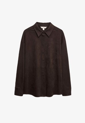 Brązowa zamszowa koszula z guzikami, z kołnierzykiem, długimi rękawami i luźnym krojem; cechuje się subtelną teksturą i gładką powierzchnią.