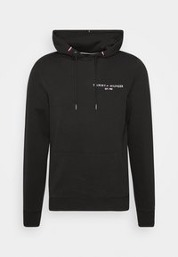 Felpa nera Tommy Hilfiger con tasca frontale, cordini e piccolo testo del logo sul lato sinistro del petto che recita "Tommy Hilfiger Est. 1985."