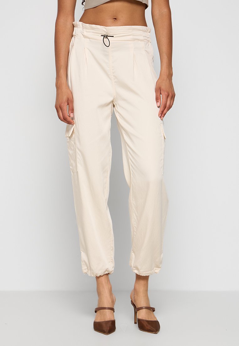 DKNY Cargobroek crème