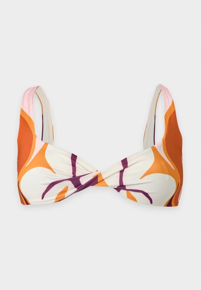 Haut de bikini à devant torsadé avec larges bretelles et motif abstrait orange, violet et rose sur fond crème.