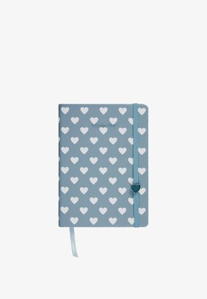 Blauw notitieboek met wit hartjespatroon, elastiek met hartvormige bedel en "Victoria Hyde" geperst op de voorkant.