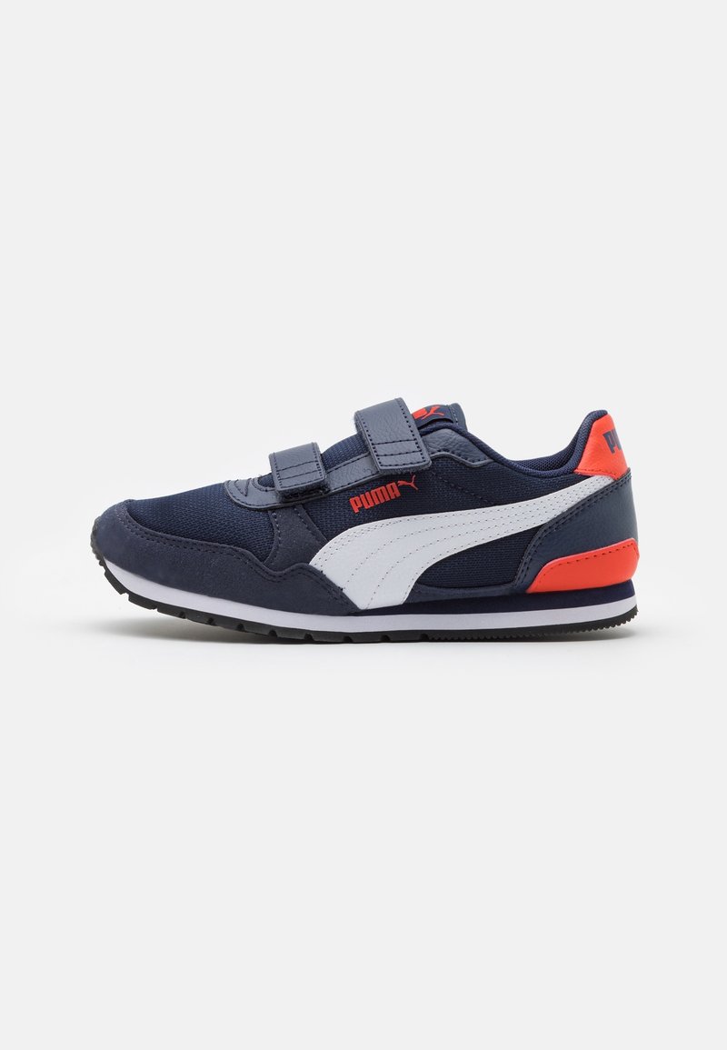 Basket enfant Puma bleu marine avec bande blanche, deux velcros et accents rouges au talon et sur le logo.