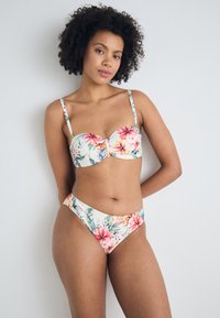 Blomsterbikini-set som har en polstret balconette-top med justerbare stropper og matchende høyhårede underdeler, hovedsakelig i kremfarge med fargerike mønstre.