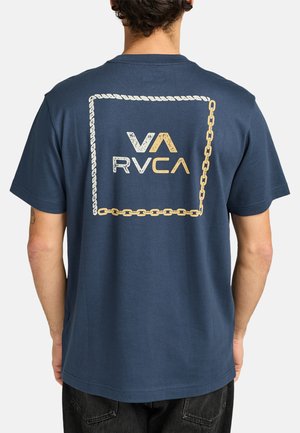 Navyblaue Baumwoll-T-Shirt mit einem goldenen Ketten- und Seilgrafikdesign und dem 'VA RVCA'-Logo zentriert auf dem Rücken. Kurze Ärmel, entspannte Passform.