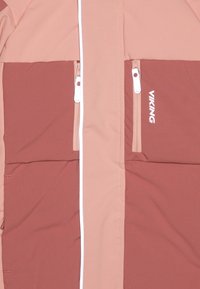 Casaco isolado em tons de rosa claro e mauve, com bolsos com fecho, zíperes brancos e o logotipo "VIKING" no peito. Textura suave.