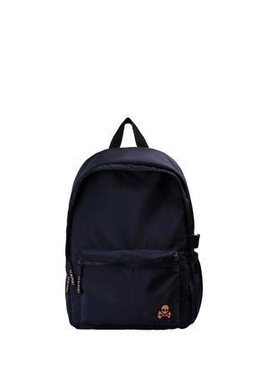 Mochila azul marino con bolsillo frontal con cremallera, asa superior, bolsillos laterales y pequeño logo naranja de calavera y huesos cruzados en la parte inferior derecha.