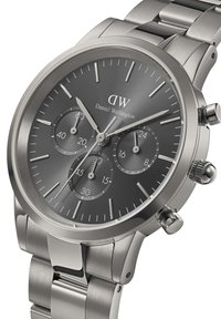 Montre en acier inoxydable argenté avec un cadran gris foncé, trois sous-cadrans, des marqueurs d'heure lumineux et des accents polis sur un bracelet à maillons.
