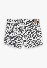 Shorts de mezclilla con estampado de leopardo en blanco y negro, con un dobladillo deshilachado y dos bolsillos traseros, adornados con una etiqueta de cuero marrón en la cintura.