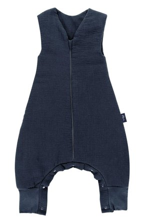 Ærmeløs navyblå bomulds babydragt med lynlås foran og trykknapper ved benåbningerne, med bløde ribstrikkede ankelflanger.