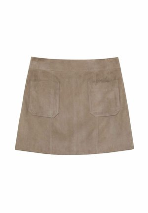 Beige ruskind mininederdel med to store forlommer med påsyet lomme og synlige syningsdetaljer.