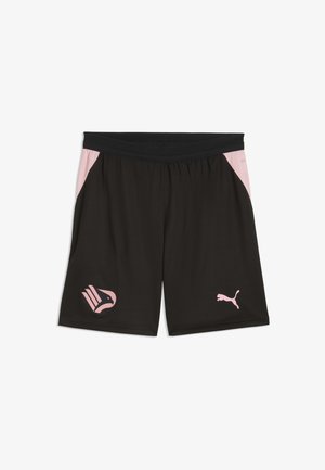 Schwarze Sportshorts mit pinkfarbenen Seitenpaneelen, einem pinken Adler-Logo am linken Bein und einem pinken Puma-Logo am rechten Bein.