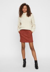 Vero Moda VMDONNADINA SHORT - Minikjol - madder brown