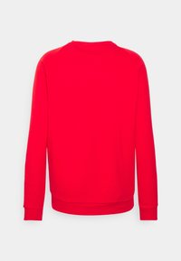 Sudadera roja de manga larga, con cuello redondo y puños de canalé, de textura suave y diseño minimalista. Sin marca visible.