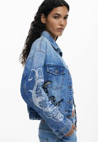 Desigual WITH ORIENTAL EMBROIDERY - Spijkerjas - blue