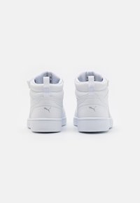 Witte hoge sneakers van leer met een gladde textuur, met een gewatteerde kraag, zilveren logo-accenten en platte veters.