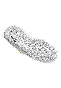 Suela de zapato blanca con un patrón hexagonal texturizado, que presenta un logo negro y un acento amarillo brillante cerca del talón. Diseño plano y estilizado.