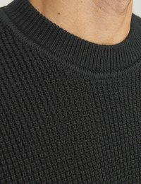 Fekete kötött pulóver bordás textúrával és kerek nyakkivágással. Az anyag finom szövési mintát mutat, amely strukturált megjelenést kölcsönöz.