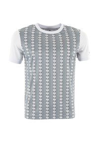 Camiseta de manga corta con un patrón de rayas gris y blanco, adornada con logotipos circulares repetidos, confeccionada en una tela suave y transpirable.