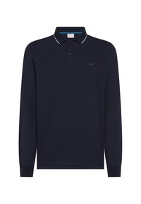 Polo a maniche lunghe blu navy con colletto, cuciture bianche a contrasto, apertura con due bottoni e un piccolo logo blu sul petto. Materiale in cotone.
