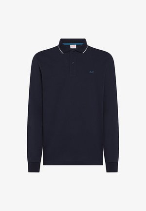 Polo a maniche lunghe blu navy con colletto, cuciture bianche a contrasto, apertura con due bottoni e un piccolo logo blu sul petto. Materiale in cotone.