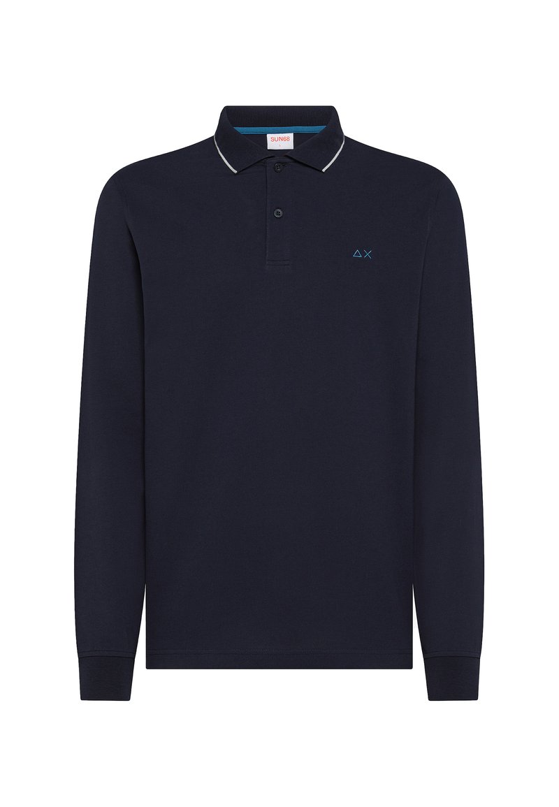 Polo a maniche lunghe blu navy con colletto, cuciture bianche a contrasto, apertura con due bottoni e un piccolo logo blu sul petto. Materiale in cotone.