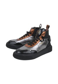 Wysokie sneakersy z czarną podeszwą, srebrnym syntetycznym wierzchem, brązowymi skórzanymi akcentami i czarnymi sznurówkami. Zawierają pętelkę ułatwiającą zakładanie.