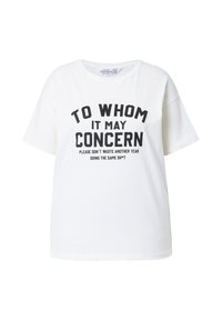 Wit katoenen T-shirt met korte mouwen. Heeft grote zwarte tekst: "TO WHOM IT MAY CONCERN" en daaronder kleinere tekst.