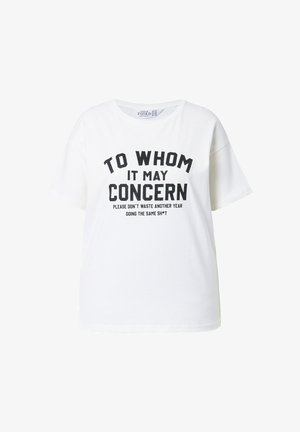Wit katoenen T-shirt met korte mouwen. Heeft grote zwarte tekst: "TO WHOM IT MAY CONCERN" en daaronder kleinere tekst.