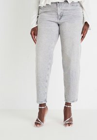 Vero Moda Curve VMCTESSA MOM - Slim fit -farkut - light grey denim
