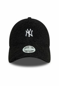 Schwarze Kappe mit einer flauschigen Textur, auf der Vorderseite mit einem weißen gestickten Logo der New York Yankees versehen. Verstellbarer Riemen auf der Rückseite.