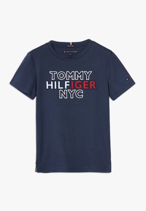 Granatowy T-shirt z krótkim rękawem z napisem "Tommy Hilfiger NYC" w białym i czerwonym kolorze z przodu, małe logo na lewym rękawie.