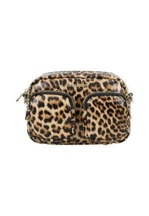 Compacte crossbodytas met luipaardprint, twee voorvakken met rits en gouden Braccialini-logo bovenaan in het midden.