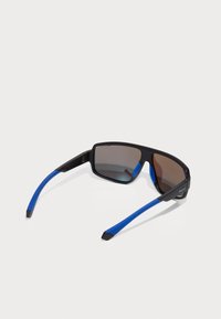 Occhiali da sole neri con lenti oscurate, dettagli in gomma blu sui bracci, design della montatura rettangolare e estremità delle tempie testurizzate di colore blu.