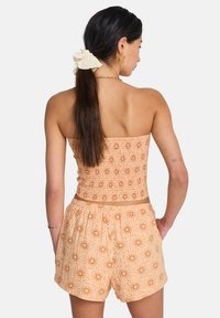 Σετ δύο τεμαχίων με πορτοκαλί κορμάκι με ρέλια και σορτς με μοτίβα ηλιαχτίδα, απαλό ύφασμα και ελαστική μέση.