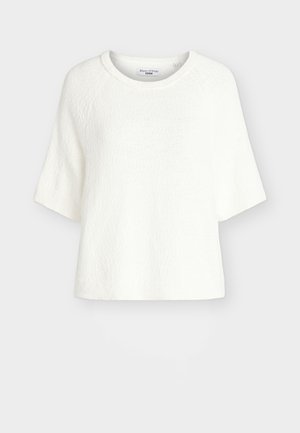 Pulover alb cu mânecă scurtă, tricotat cu textură, gât rotund și croială lejeră, etichetat Marc O'Polo Denim.