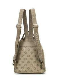 Zaino beige con motivi embossati, cinture in tessuto regolabili e dettagli in metallo. Materiale texturizzato con una forma ben definita.