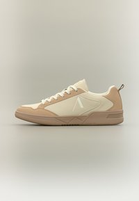 Beige Sneaker aus einer Kombination von glattem Leder und Wildleder, mit runder Zehenpartie, strukturierten Sohlen und einem dezenten Akzentlogo an der Seite.